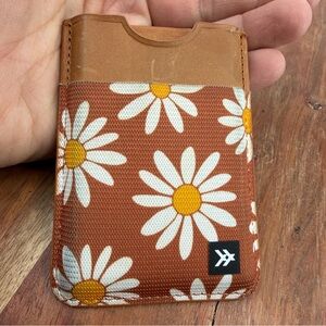 Thread “Hazel” Daisy Leather Magnetic Phone Wallet